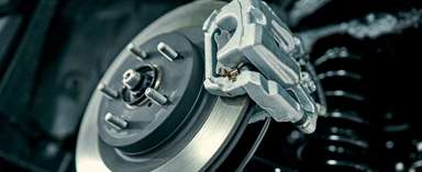 Dlaczego hamulce piszczą? Przyczyny i rozwiązania przy nowych klockach hamulcowych